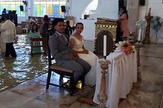 Gereja Direndam Banjir, Pasangan Filipina Tetap Gelar Pernikahan