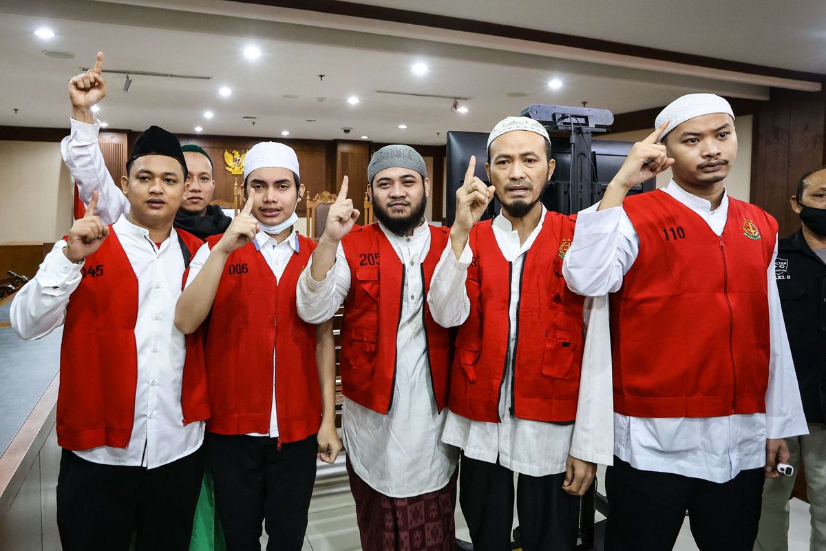 Terdakwa kasus pengeroyok pegiat media sosial Ade Armando, Komar (kiri), Al Fikri Hidayatullah (kedua dari kiri), Muhannad Bagja (ketiga dari kiri), Abdul Latif (ketiga dari kanan), Marcos Iswan (kedua dari kanan), dan Dhia Ul Haq (kanan) usai menjalani sidang vonis di Pengadilan Negeri Jakarta Pusat, Kamis (1/9/2022). Majelis hakim menjatuhkan hukuman pidana selama 8 bulan penjara dikurangi masa tahanan.