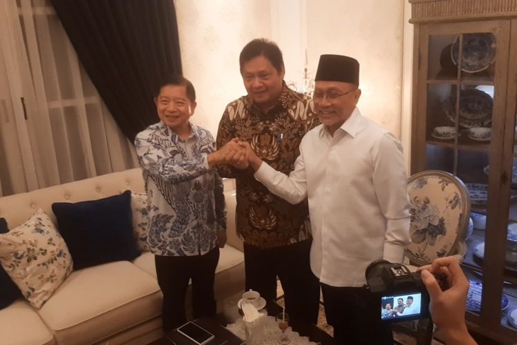 Ketua Umum Partai Golkar berfoto bersama Ketua Umum Partai Persatuan Pembangunan Suharso Monoarfa dan Ketua Umum Partai Amanat Nasional Zulkifli Hasan di sela-sela pertemuan ketiganya di kawasan Menteng, Jakarta Pusat, Kamis (12/5/2022).