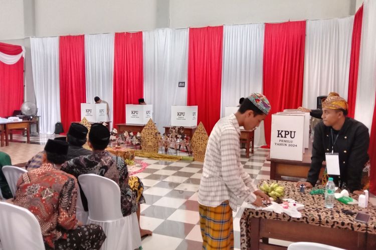 Suasana pemungutan suara di TPS khusus yang berada di Pesantren Madrasatul Qur'an Tebuireng, Jombang, Jawa Timur, Rabu (14/2/2024).