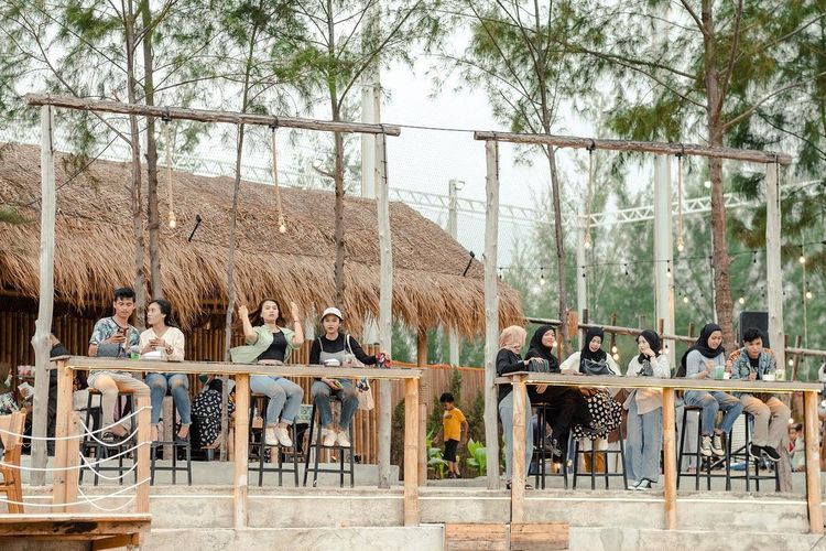 Level Up Floating Bar & Forest Coffee, kafe dengan konsep bar terapung di Batam, Riau