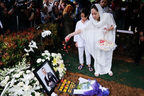 BCL Kembali Ziarah ke Makam Ashraf Sinclair