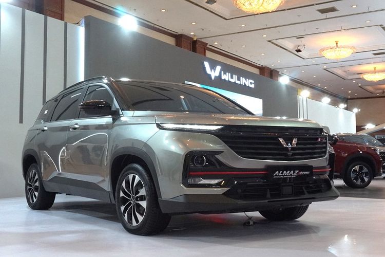 Berada di stan C1 Cendrawasih Hall, Wuling menampilkan sedikitnya sembilan unit display kendaraan yang terdiri atas beragam segmen. Salah satunya, segmen sport utility vehicle (SUV) Almaz Hybrid. 