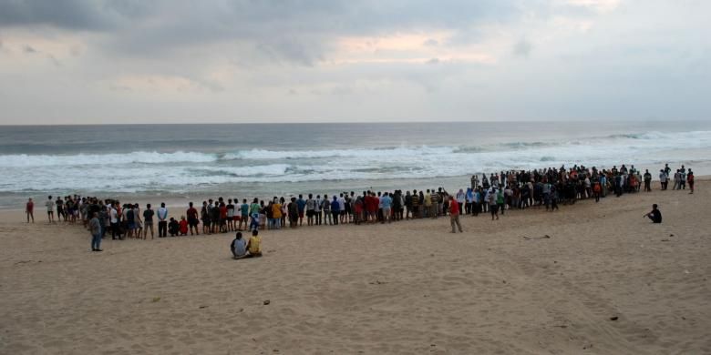 Pengunjung ikut melepaskan tukik (anak penyu hijau) di pantai Pangumbahan, Kecamatan Ciracap, Sukabumi, Jawa Barat,  Sabtu (27/8/2016). 