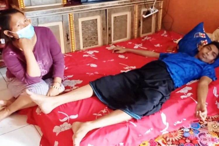 Kondisi seorang warga di Kabupaten Cianjur, Jawa Barat, yang mengalami lumpuh pasca menjalani vaksinasi Covid-19