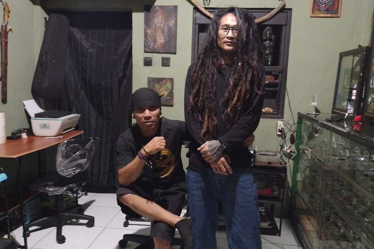 Seniman Sumedang sekaligus pendiri Teater Absurd, Deden Indrawan di Studio Tato di Jalan Kutamaya, Sumedang, Jabar, Senin (24/6/2024) malam. KOMPAS.com/AAM AMINULLAH