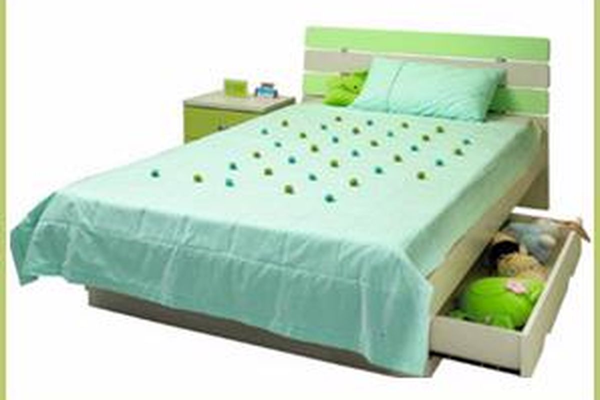 Laci di bagian bawah tempat tidur buah hati Anda bisa digunakan untuk menyimpan mainan kesayangannya.