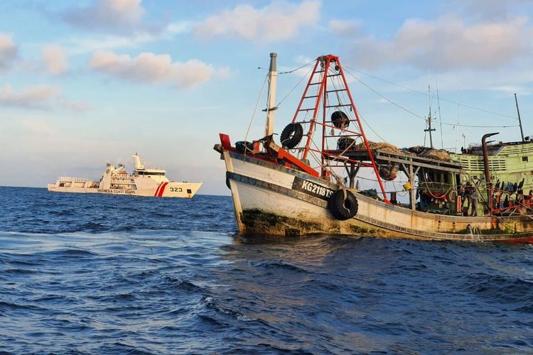 Zona Ekonomi Eksklusif adalah batas negara yang ditarik 200 mil dari asal garis dasar (garis pantai) ke arah laut lepas atau laut bebas saat air laut surut. 