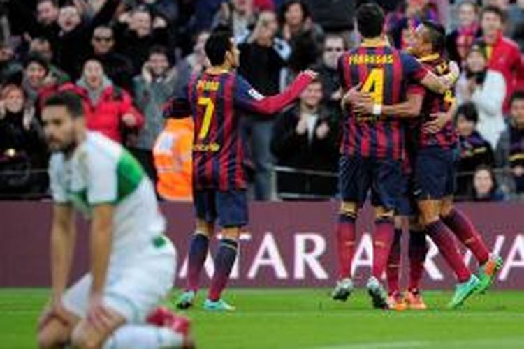 Penyerang Barcelona, Alexis Sanchez, beserta rekan-rekannya merayakan gol ke gawang Elche, dalam pertandingan Liga BBVA, di Stadion Camp Nou, Minggu (5/1/2014)