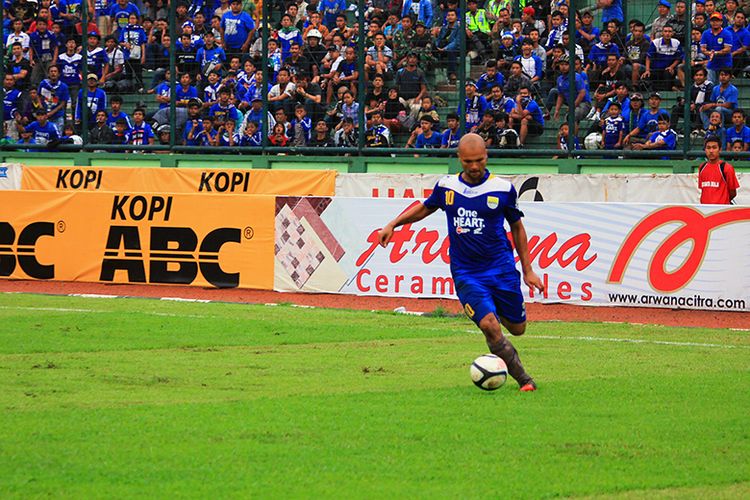 Sergio van Dijk ketika tampil bersama Persib Bandung dalam lanjutan pertandingan Liga Super Indonesia (LSI) 2013 menghadapi Barito Putera, di Stadion Siliwangi, Kota Bandung. 