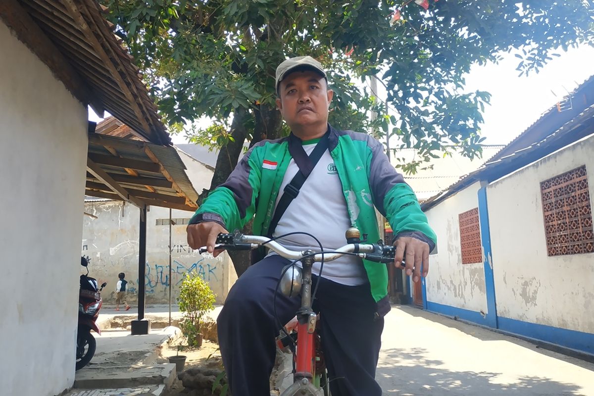 Eko Susilo (47), driver Go-Food pengguna sepeda.