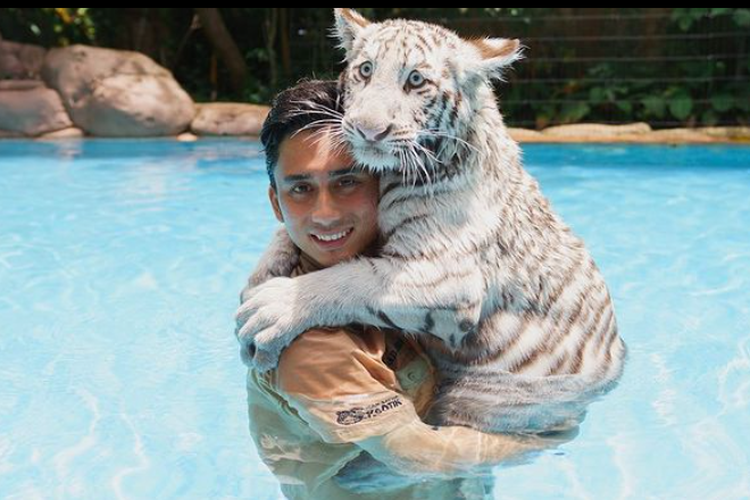 YouTuber Alshad Ahmad bersama seekor harimau putih.