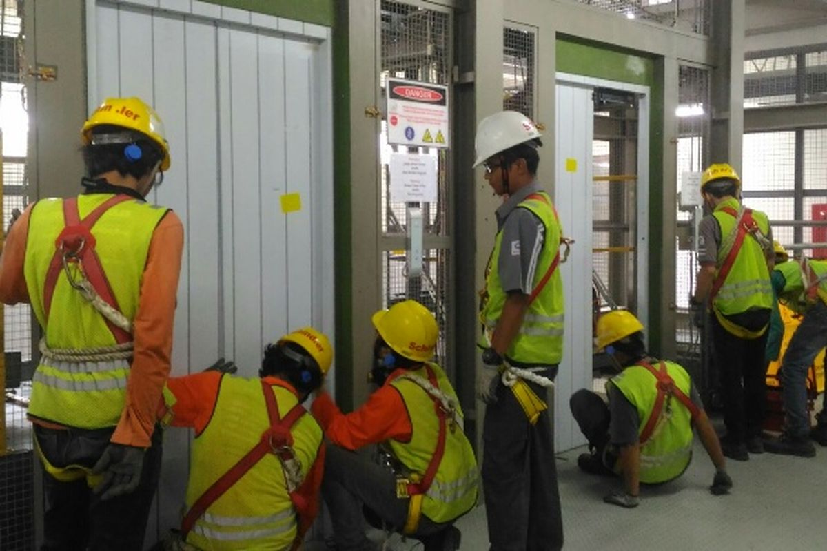 Para teknisi Schindler sedang melakukan pelatihan instalasi lift, Jumat (7/4/2017).