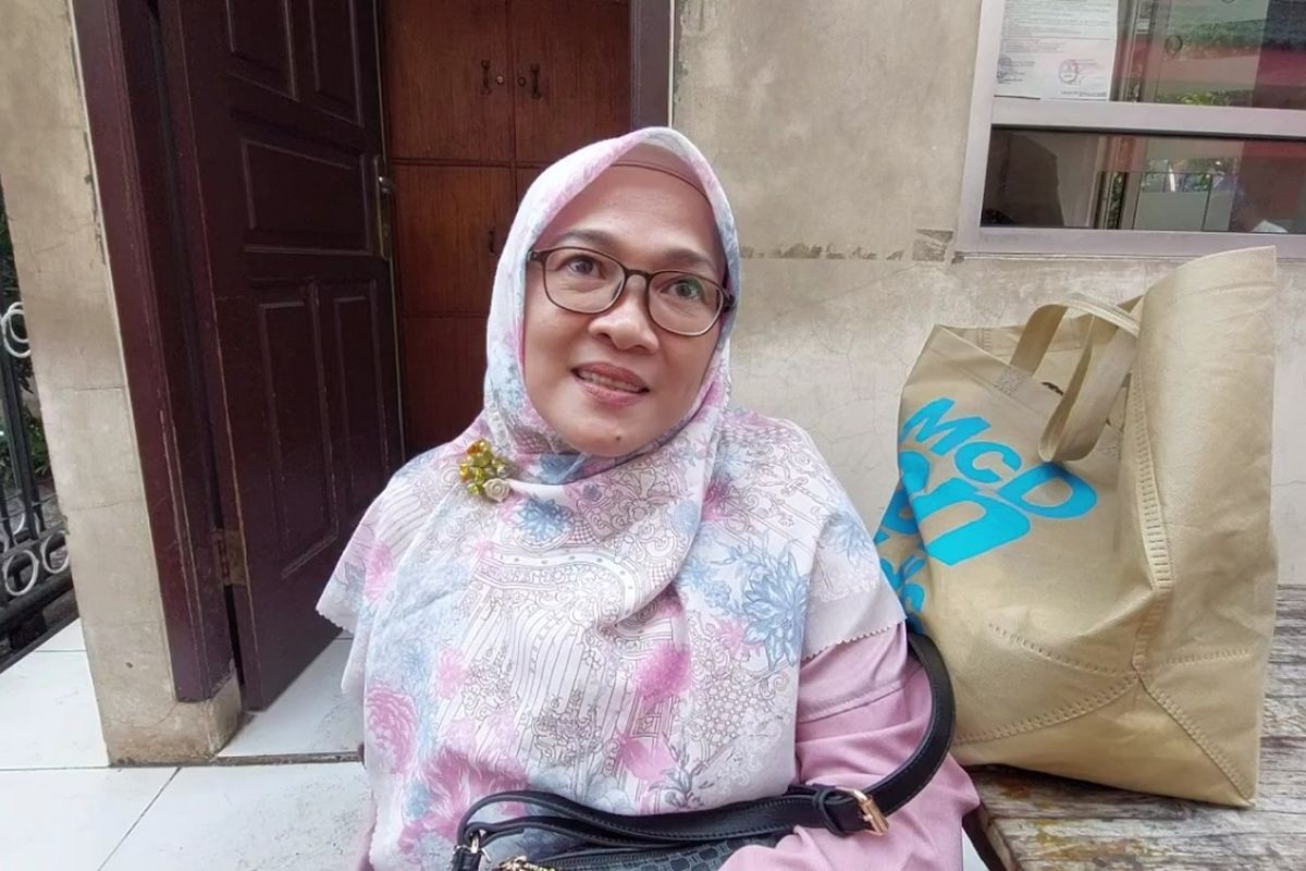 Eli Yuniasari (56), salah satu jemaah yang mengikuti shalat Idul Fitri di Perguruan Muhammadiyah Cabang Kebayoran Lama, Jakarta Selatan, pada Jumat (21/4/2023). 