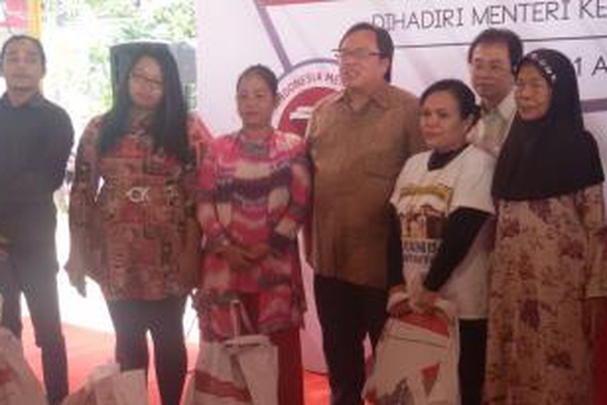 Menteri Keuangan Bambang PS Brodjonegoro bersama perwakilan warga Rusunawa Marunda, Jakarta Utara, Jumat (21/8/2015). 6 BUMN di bawah Kementerian Keuangan menggelar bazar murah di Rusunawa Marunda, di mana salah satu yang dijual adalah paket sembako seharga Rp 150.000 yang dibanderol hanya Rp 50.000 per paket.