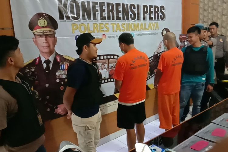 Kepala Desa Neglasari Kecamatan Jatiwaras Kabupaten Tasikmalaya bersama kakak kandungnya ditetapkan sebagai tersangka pembakaran kantornya sendiri dengan alasan takut diaudit penggunaan dana desa oleh Satreskrim Polres Tasikmalaya Kota, Senin (17/2/2020).