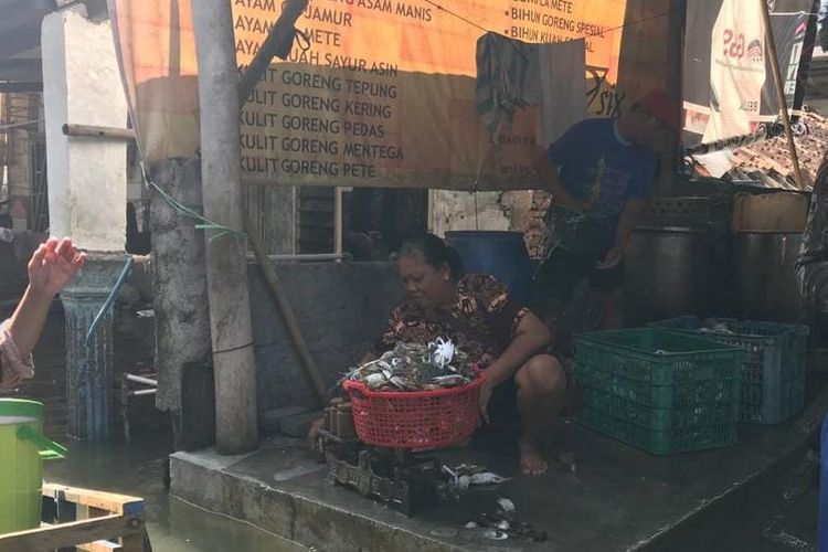 Salah satu nelayan sedang membersihkan rajungan di Kampung Tambaklorok, Kita Semarang, Jateng. Rabu (20/7/2020)