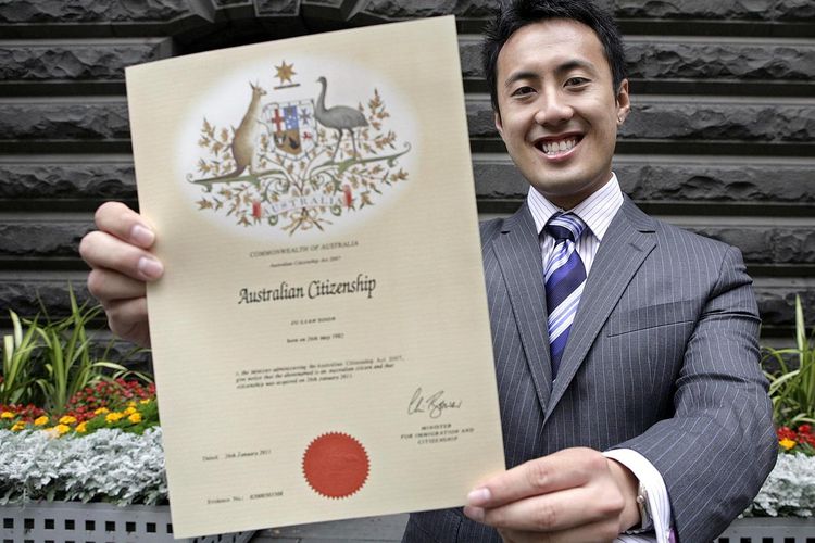 Untuk menjadi warga negara Australia harus melewati tes dan jika lulus maka akan mendapatkan sertifikat dan mengikuti upacara.