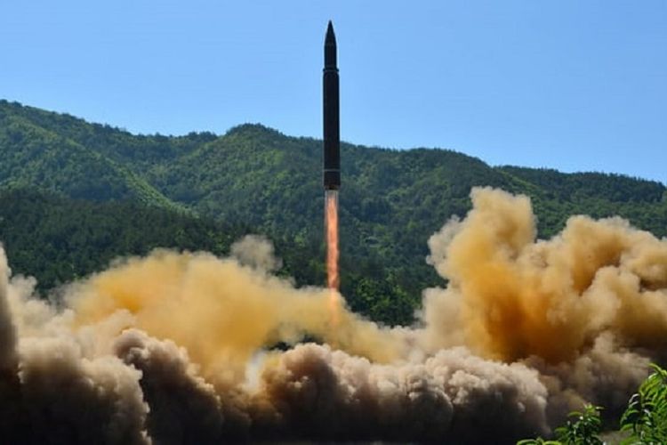 Rudal balistik antar-benua Korea Utara Hwasong-14 ketika diluncurkan.