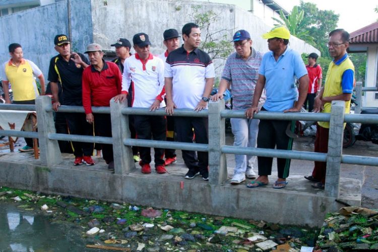 Walikota Semarang Hendrar Prihadi bersama elemen masyarakat melakukan kegiatan bersih sungai atau kali di Kelurahan Gebangsari, Genuk, Jumat (5/5/2017). 