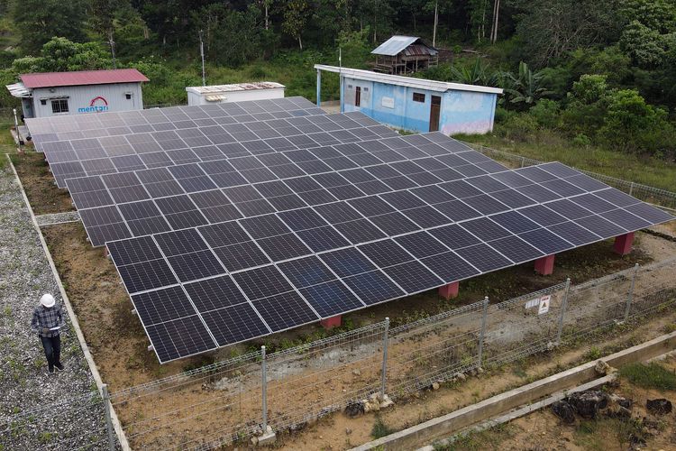 Penampakan atas pembangkit listrik tenaga surya (PLTS) di Desa Mata Redi, Sumba Tengah, Nusa Tenggara Timur (NTT), Jumat (9/5/2025). Desa Mata Redi mendapat hibah PLTS dari program bernama Menuju Transisi Energi Rendah Karbon Indonesia (Mentari), kerja sama antara pemerintah Inggris dan Indonesia. 