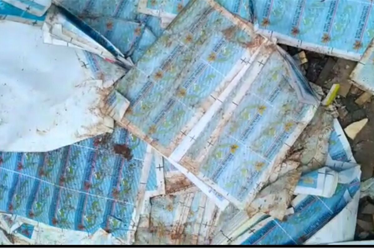 Ribuan lembar lapisan E-KTP ditemukan di Deden, Cimanggis, Cisalak, Depok, Jumat (22/3/2019).