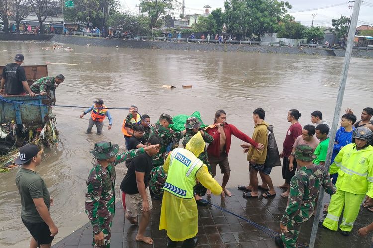 Petugas gabungan saat mengevakuasi salah satu korban banjir yang ditemukan tewas di aliran sungai Taman Pancing, Kota Denpasar, Bali, pada Rabu (10/8/2025). /Dok. Humas Polresta Denpasar