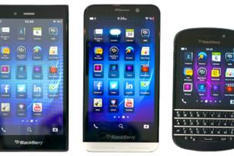 Perbandingan ukuran BlackBerry Z3 (kiri), Z10 (tengah), dan Q10