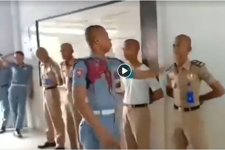 Tangkapan layar dari video pemukulan yang dilakukan senior kepada junior di SMK Malahayati, Jakarta Utara.