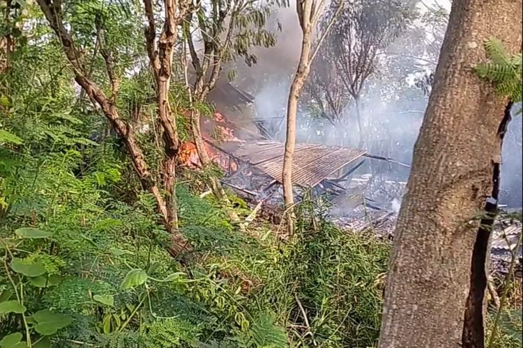 Kebakaran bekas kandang peternakan ayam di Desa Kramat, Kecamatan Socah, Bangkalan, Jawa Timur, Kamis (19/9/2024).