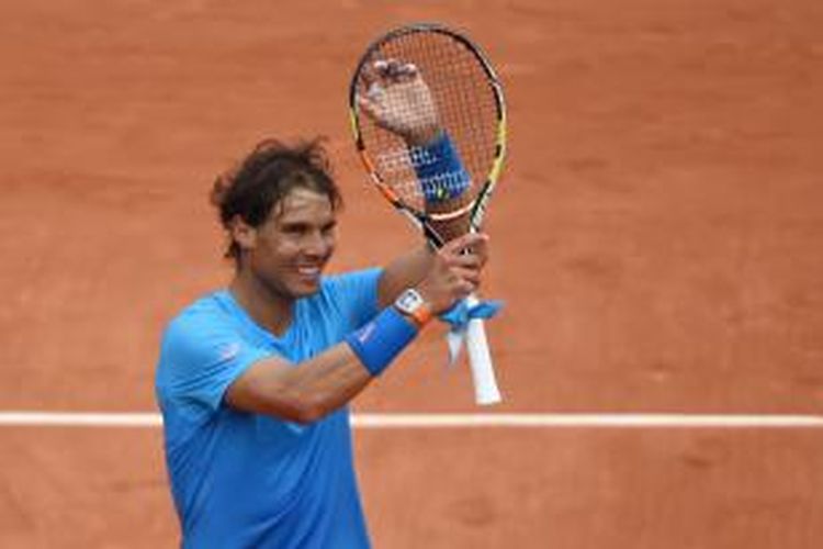 Petenis Spanyol, Rafael Nadal, merayakan kemenangan atas petenis Perancis, Quentin Halys, pada babak pertama Rolan Garros di Paris, Selasa (26/5/2015).