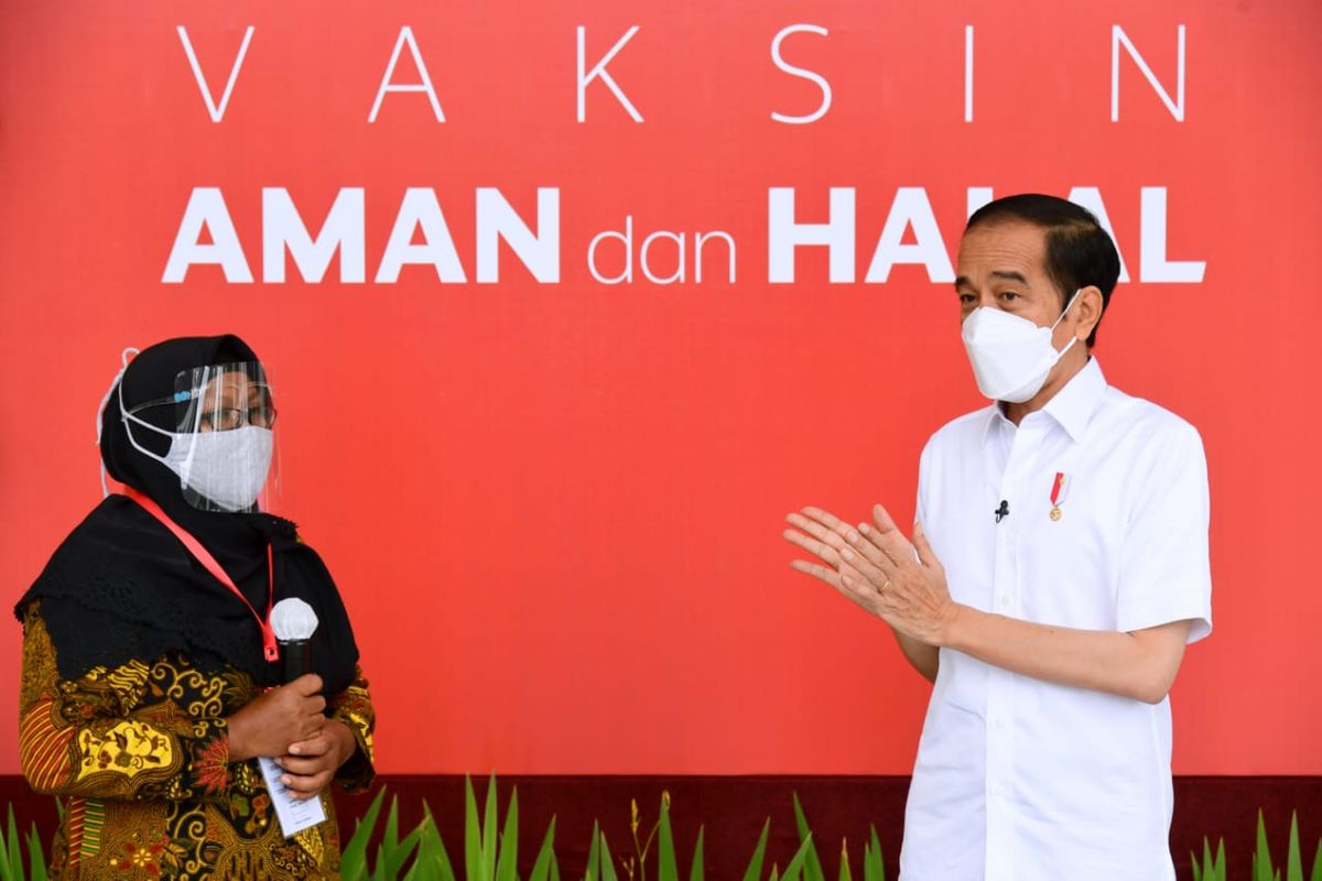 Narti (44) pedagang sayur di Pasar Inpres Kelapa Gading saat vaksinasi Covid-19 bersama Presiden Jokowi di Istana Kepresidenan, Jakarta, Kamis (14/1/2021)