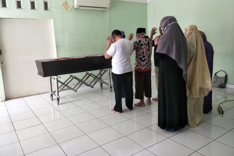 Jenazah ibunda Roro Fotria, Retno Winingsih dishalatkan di Instalasi Forensik dan Pelayanan Jenazah Rumah Sakit Fatmawati Jakarta Selatan, Senin (15/10/2018).