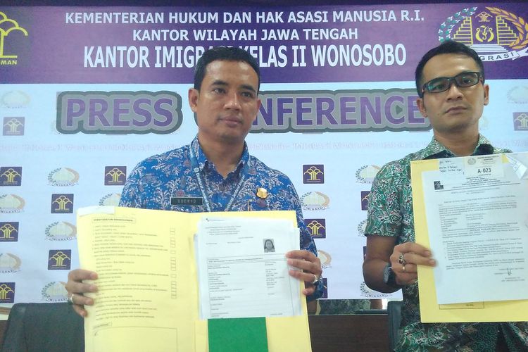 Kepala Kantor Imigrasi Wonosobo Soeryo Tarto Kisdoyo menunjukkan beberapa dokumen paspor yang ditolak di Wonosobo Jawa Tengah, Sabtu (25/2/2017).