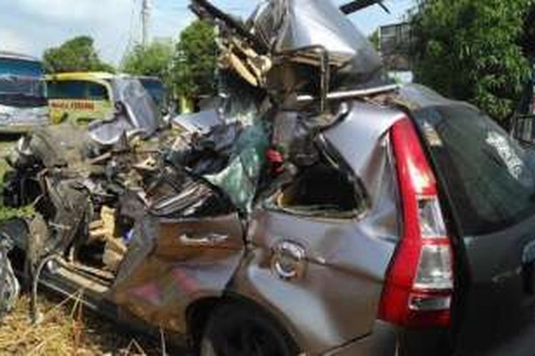 Mobil yang terlibat kecelakaan maut di ruas tol Pejagan-Brebes Timur Km 257 Desa Rancawuluh Kecamatan Bulakamba Kabupaten Brebes dievakuasi di tempat penyimpanan barang bukti Laka Lantas Polres Brebes, Selasa (21/6/2016).