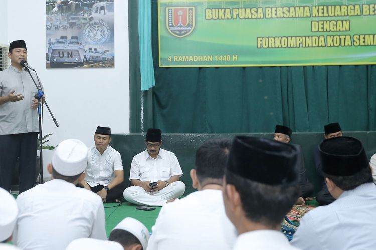 Hari ke-4 Ramadan, Wali Kota Semarang Hendar Prihadi melakukan tarawih keliling bersama Forum Koordinasi Pimpinan Daerah, Kepala OPD, dan tokoh masyarakat Kota Semarang di Aula Denpom IV-5 Semarang, Kamis (9/5/19). 