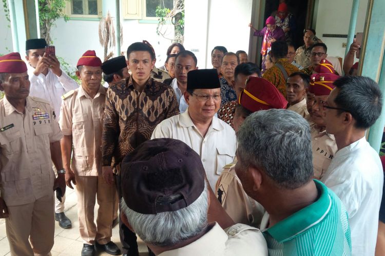 Capres nomor urut 02 Prabowo Subianto menyalami para pendukungnya yang telah menunggu di Pura Mangkunegaran Solo, Jawa Tengah, Sabtu (13/10/2018).