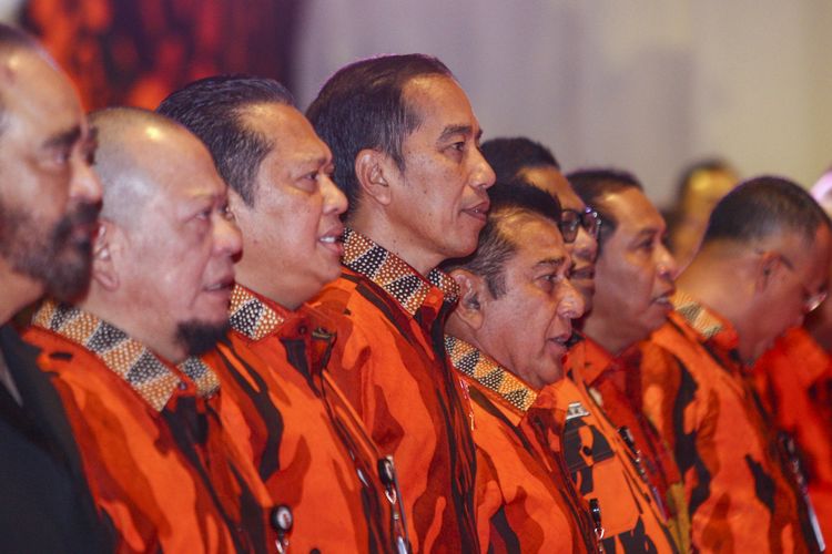 Presiden Joko Widodo (empat kiri) bersama Ketua MPR yang juga Wakil Ketua Umum Majelis Pimpinan Nasional (MPN) Pemuda Pancasila (PP) Bambang Soesatyo (ketiga kiri), Ketua DPD La Nyalla Mattalitti (kedua kiri), Ketua Umum Partai NasDem Surya Paloh (kiri) dan Ketua Umum MPN PP Japto Soerjosoemarno (kelima kiri) menghadiri peresmian pembukaan Musyawarah Besar (Mubes) X dan Perayaan HUT ke-60 Pemuda Pancasila di Jakarta, Sabtu (26/10/2019). Pemuda Pancasila menggelar Mubes X dengan tema “Mengembalikan marwah Pancasila dan Undang Undang Dasar 1945, sesuai naskah asli yang ditetapkan pada 18 Agustus 1945” yang dilaksanakan pada tanggal 26-28 Oktober 2019 di Jakarta. ANTARA FOTO/Reno Esnir/wsj.