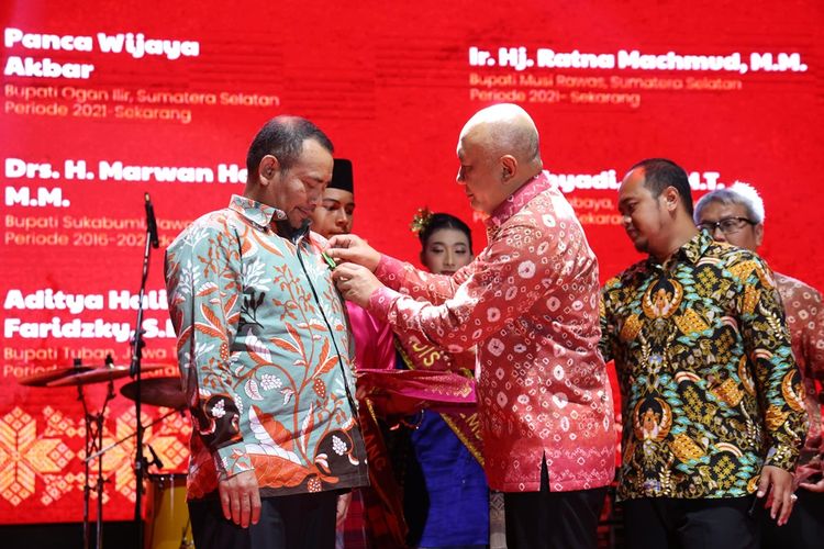 Bupati Bandung Dadang Supriatna menerima penghargaan Tanda Jasa Bakti Koperasi dan Usaha Kecil Menengah (UKM) 2024 dari Menteri Koperasi dan Usaha Kecil Menengah (Menkop dan UKM) Teten Masduki.