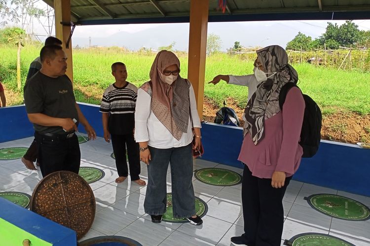 Sejumlah petugas dari Bappenas RI dan Bappenda Jawa Barat mendatangi IPAL Sanitasi Komunal yang dibangun warga Kampung Cirengit, Desa Tanjungsari, Kecamatan Cangkuang, Kabupaten Bandung, Jawa Barat, secara swadaya.