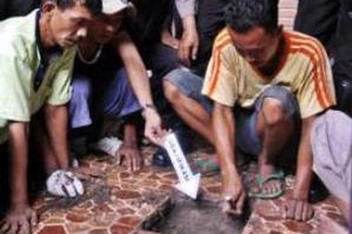 Tim Forensik dari Rumah Sakit Polri Pusat Sukanto tengah mencari saluran septic tank di tempat praktek aborsi milik Atun, Jalan Percetakan Negara II, Jakarta Pusat, Jumat (27/2). Aparat juga membongkar kamar mandi serta memeriksa beberapa ruang perawatan pasien.