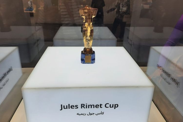 Selain memorabilia, Anda juga bisa berfoto dengan bola resmi Piala Dunia 2022 dan trofi Jules Rimet di FIFA Museum yang ada di FIFA Fan Ferstival yang terletak di Doha, Corniche, Qatar.