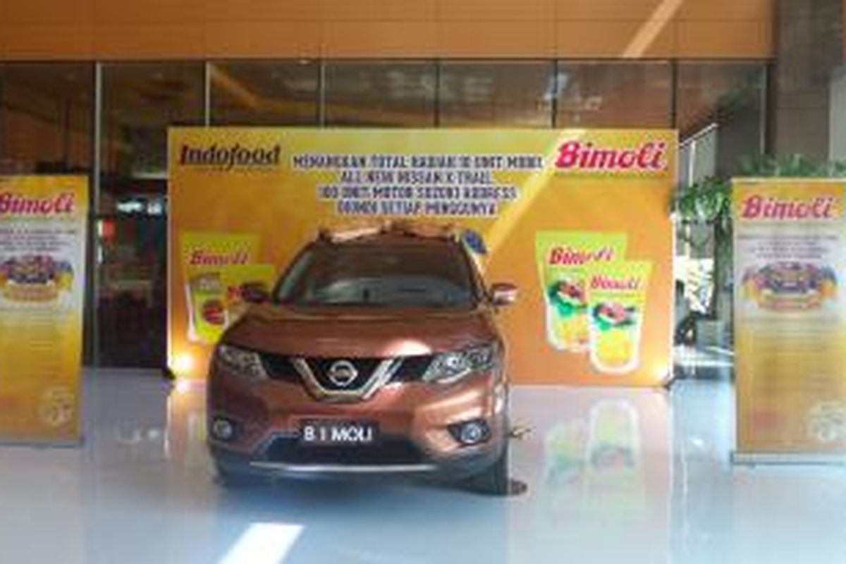 Satu dari 10 unit mobil Nissan X-Trail yang menjadi hadiah utama dalam program Kilau Semangat Kejutan Bimoli 2015 ditampilkan di Indofood Tower, Rabu (2/9/2015).