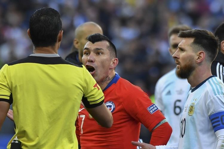 Friksi antara Lionel Messi dan Gary Medel yang berujung kartu merah mewarnai pertandingan perebutan posisi ketiga Copa America 2019 antara Argentina vs Cile di Arena Corinthians, 6 Juli 2019. 