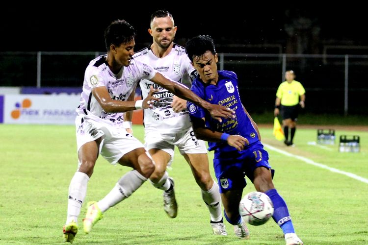 Pemain PSIS Semarang Pratama Arhan dijaga ketat dua pemain Bali United pada pertandingan pekan 26 BRI Liga 1 2021-2022 yang berakhir dengan skor 0-1 di Stadion I Gusti Ngurah Rai Denpasar, Minggu (20/2/2022) malam.