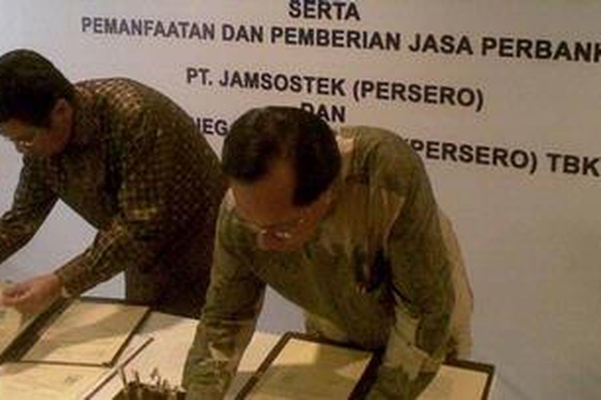 PT BNI (Persero) Tbk dan PT Jamsostek (Persero) lakukan kerjasama pembuatan kartu co-branding, di Jakarta, Kamis (31/3/2011).