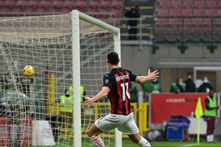 Zlatan Ibrahimovic mencetak gol dalam laga AC Milan vs Crotone di pentas Liga Italia, Minggu (7/2/2021) di San Siro.