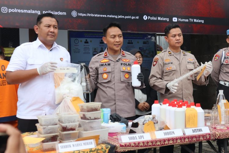 Polres Malang menunjukkan bahan kimia yang disita di sebuah rumah yang diduga menjadi tempat produksi narkotika.