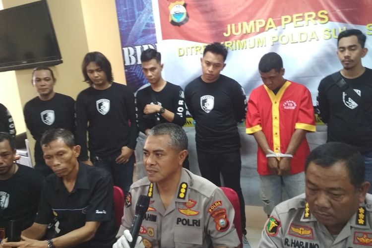 Kabid Humas Polda Sulsel Kombes Ibrahim Tompo saat merilis pelaku (merah)  pembunuhan perempuan yang terbungkus seprei di Rumah Sakit Bhayangkara Makassar, Rabu (20/11/2019).