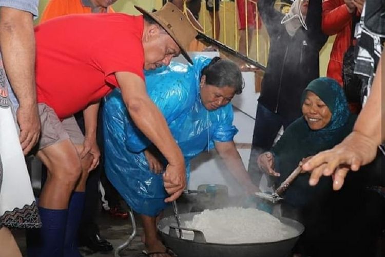 Gubernur Sulawesi Utara Olly Dondokambey terjun langsung ke dapur umum di pengungsian warga Kota Manado yang kebanjiran, Jumat (1/2/2019)